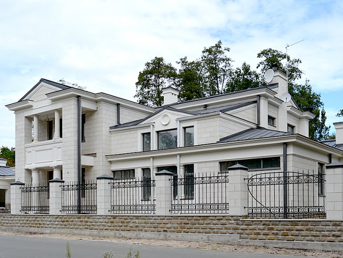 Classic facade in KP "Sosnovaya Roscha"